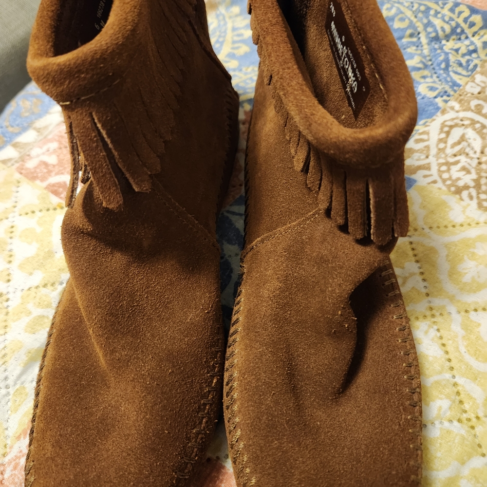 Minnetonka Brown Suede Ankle Boots with Fringe